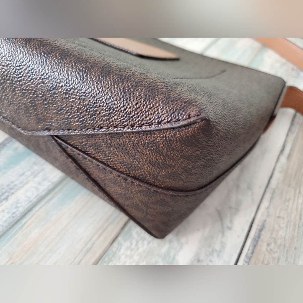 ***SOLD***MICHAEL KORS MK JET SET TRAVEL CROSSBODY LITE-WEIGHT BAG - Picture 9 of 11